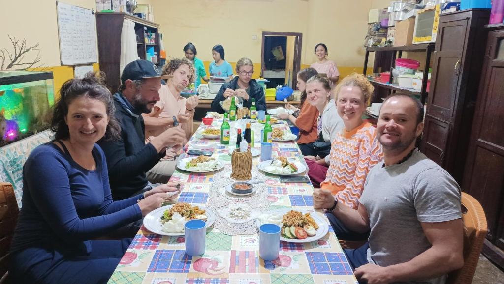 Tamu yang menginap di Chacha Homestay & Dormitory
