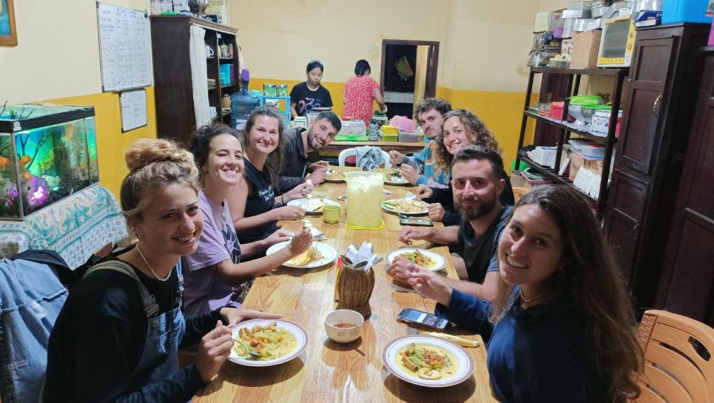 Tamu yang menginap di Chacha Homestay & Dormitory