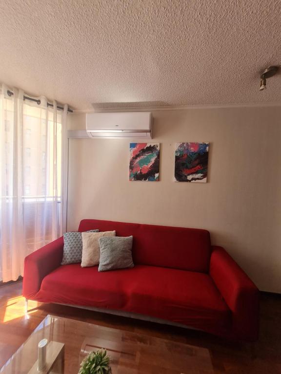 サンティアゴにあるSan Ignacio Suiteのリビングルーム(赤いソファ付)