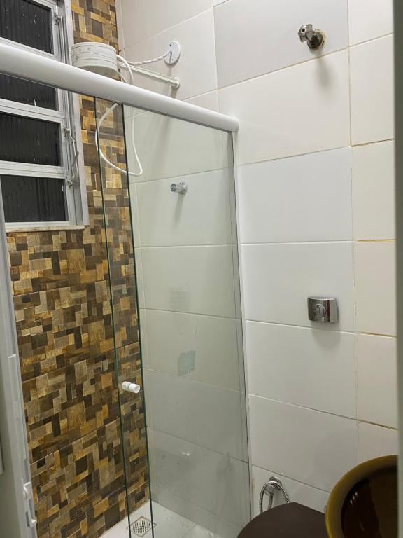 um chuveiro com uma porta de vidro na casa de banho em Apartamento Zona Norte 2qts no Rio de Janeiro