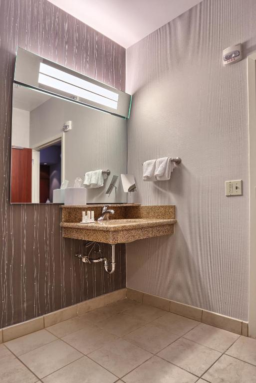 Courtyard by Marriott Harrisburg West/Mechanicsburg - Queen Room Met Twee Queensize Bedden