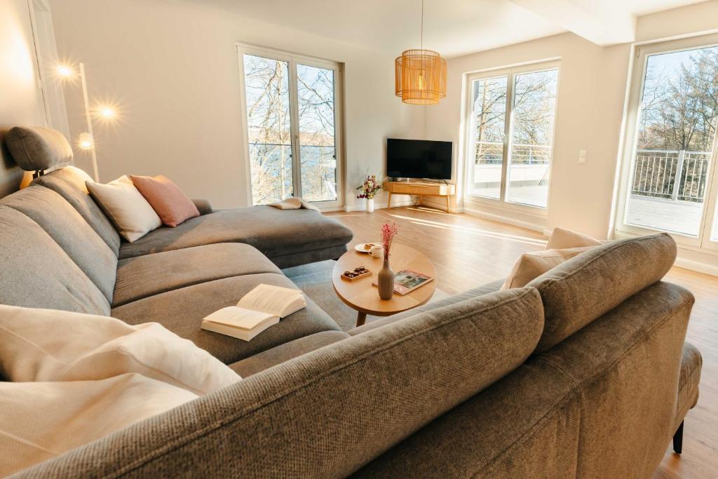 a living room with a large couch and a table at Utkiek Stuuv in Ratzeburg