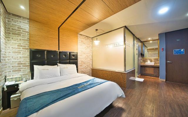 Chakan Hotel - Deluxe Double Room
