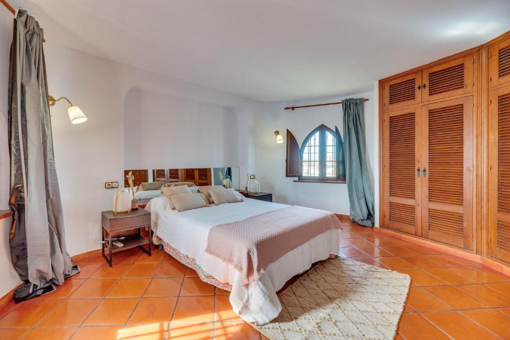 Un dormitorio con una cama grande y una ventana en LXR Villa frente al Mar 3HAB, en Mijas