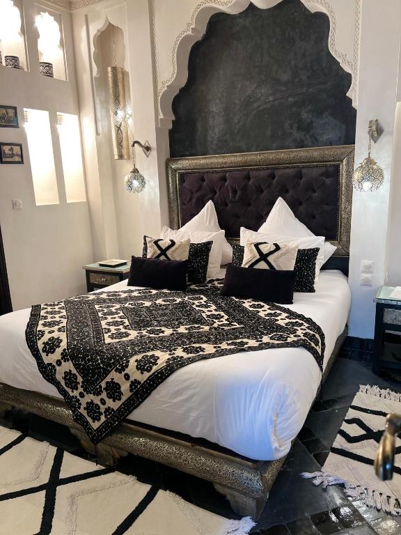 Postel nebo postele na pokoji v ubytování Riad Rêve d'Or