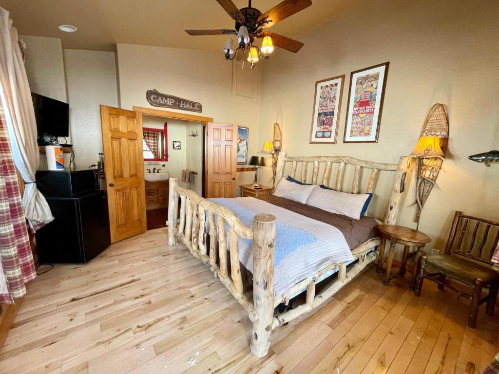 1 dormitorio con cama de madera en una habitación en EML 6 Hidey-Hole, en Paonia