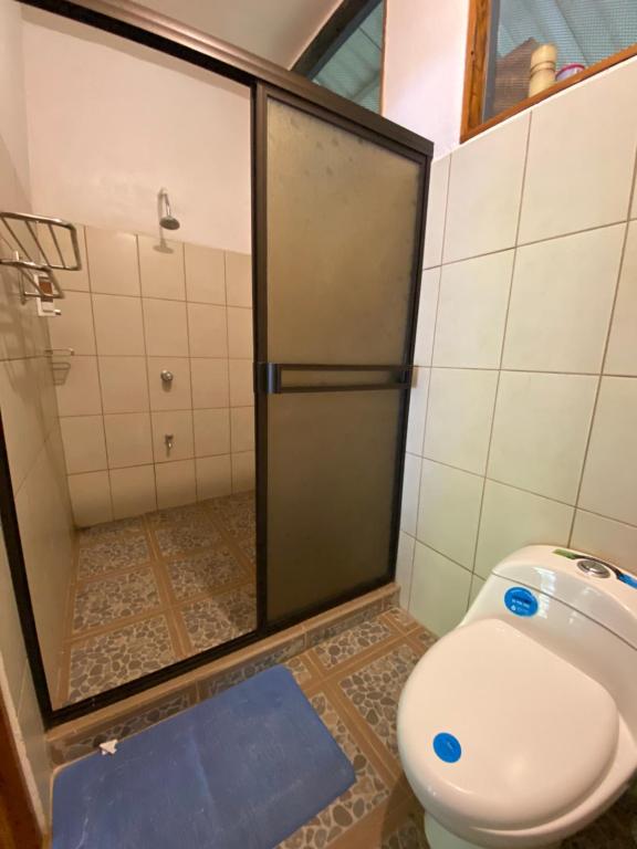 Salle de bains dans l'établissement La Amapola Lodge, Bungalow en Península de Osa.