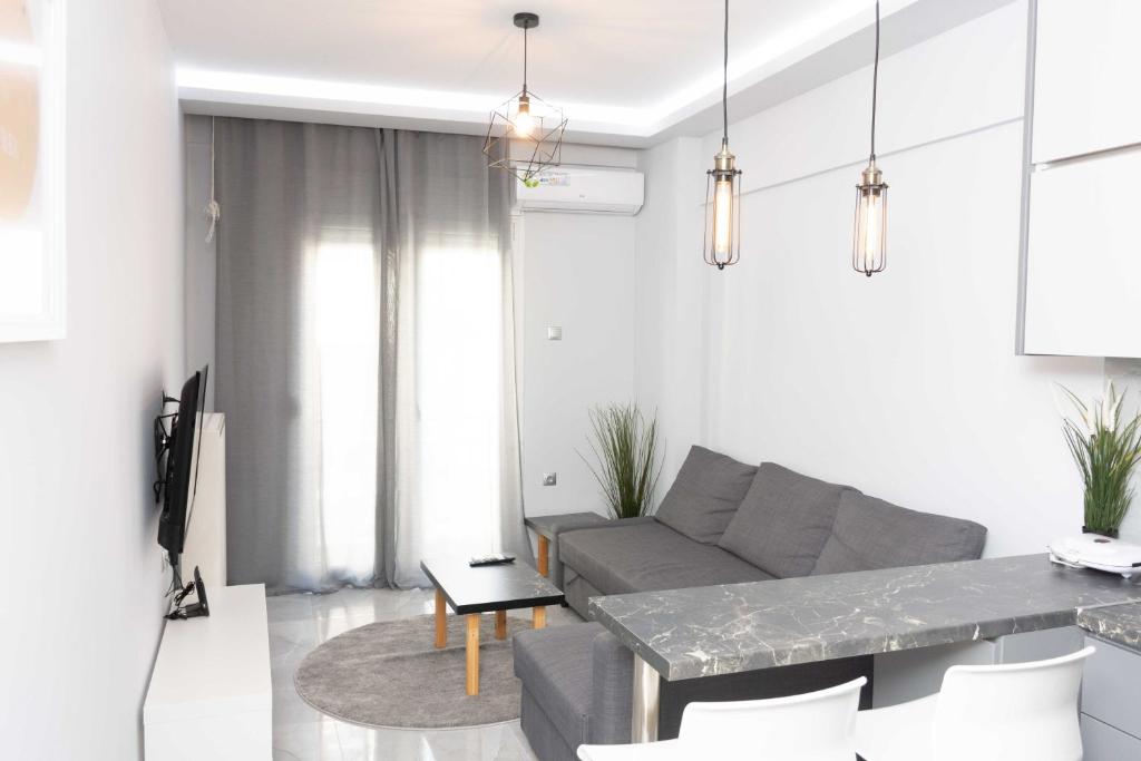 un soggiorno con divano e tavolo di Luxury Apartment in Thessaloniki Centre a Salonicco