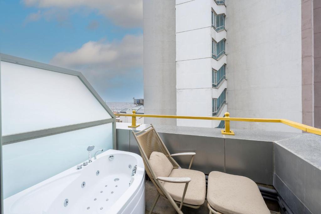 Balkón nebo terasa v ubytování Ramada By Wyndham Istanbul Pera Taksim