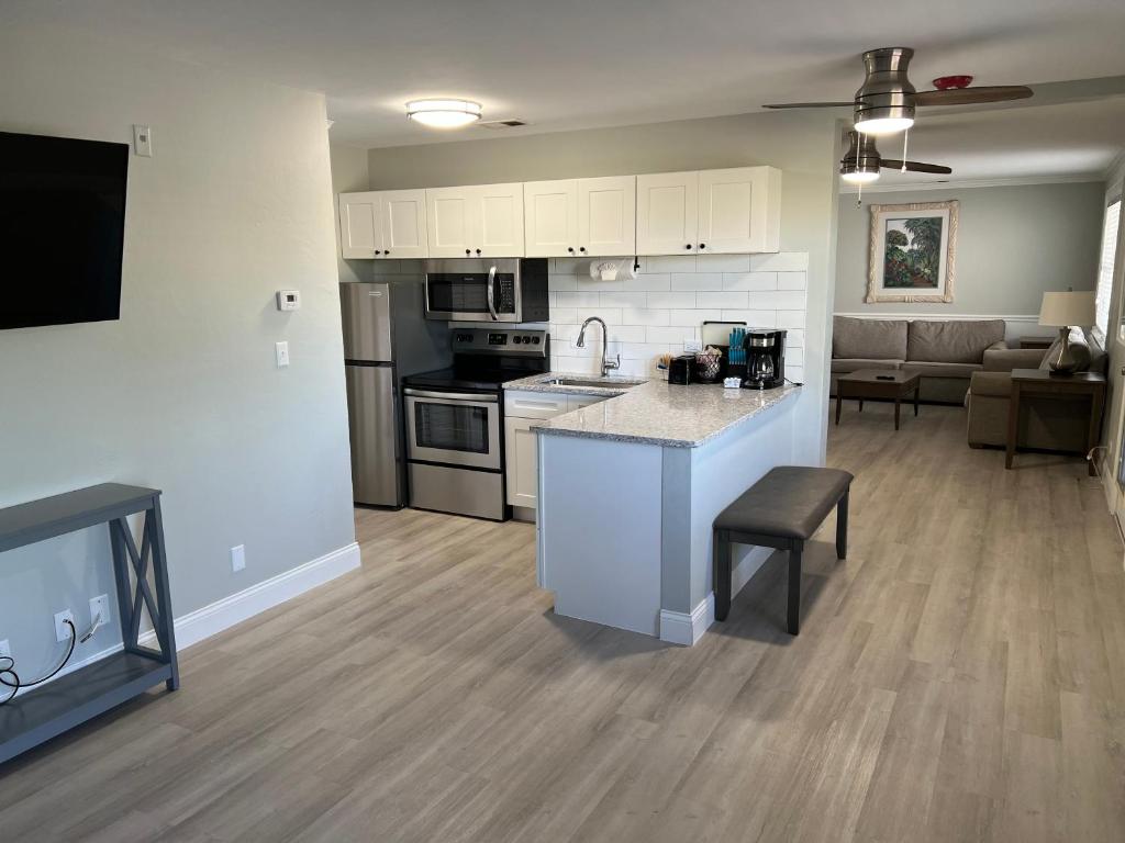 a kitchen and living room with a kitchen and a living room at Marco Island Lakeside Inn in Marco Island