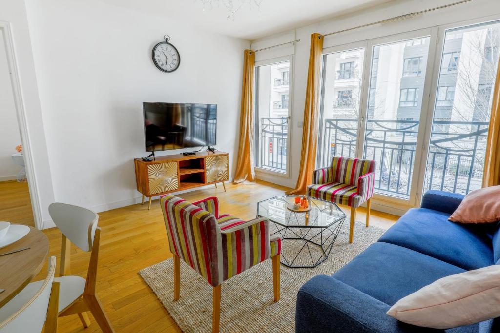 - un salon avec un canapé bleu et des chaises dans l'établissement Comfortable flat at the doors of Paris - Levallois Perret - Welkeys, à Levallois-Perret