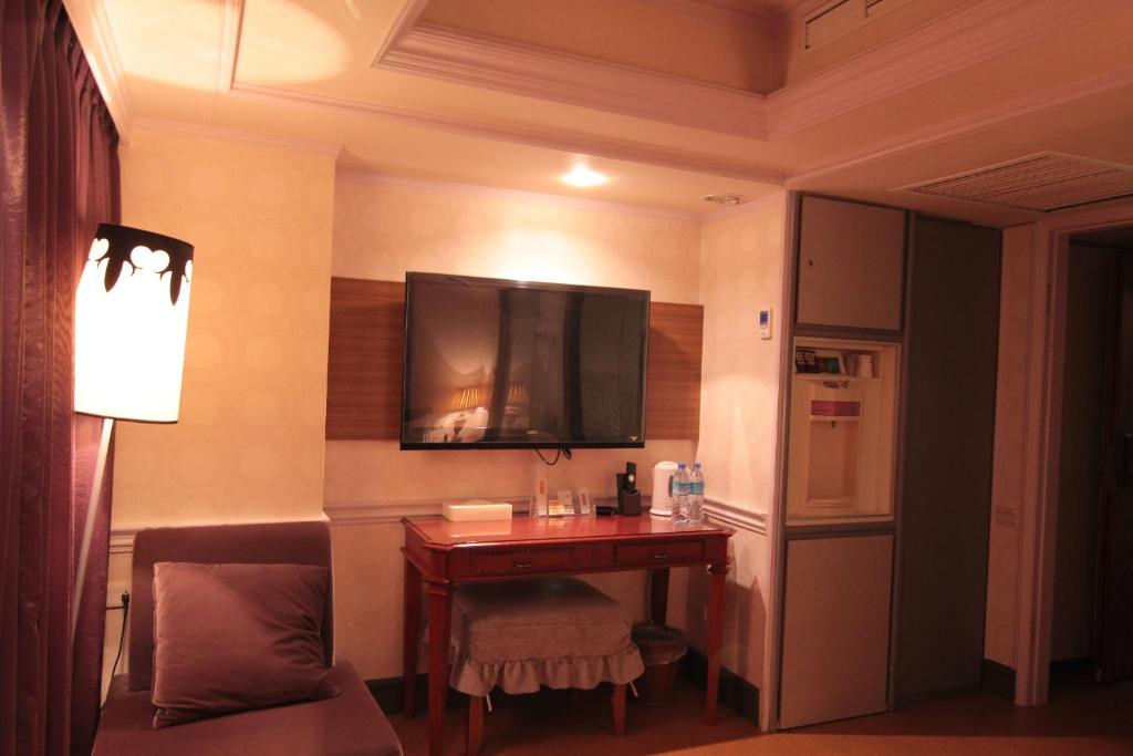 Kuchyň nebo kuchyňský kout v ubytování The Moon Hotel