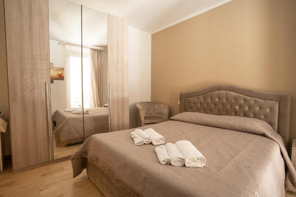 1 dormitorio con 1 cama con 2 toallas en Le Stelle Della Spezia, en La Spezia