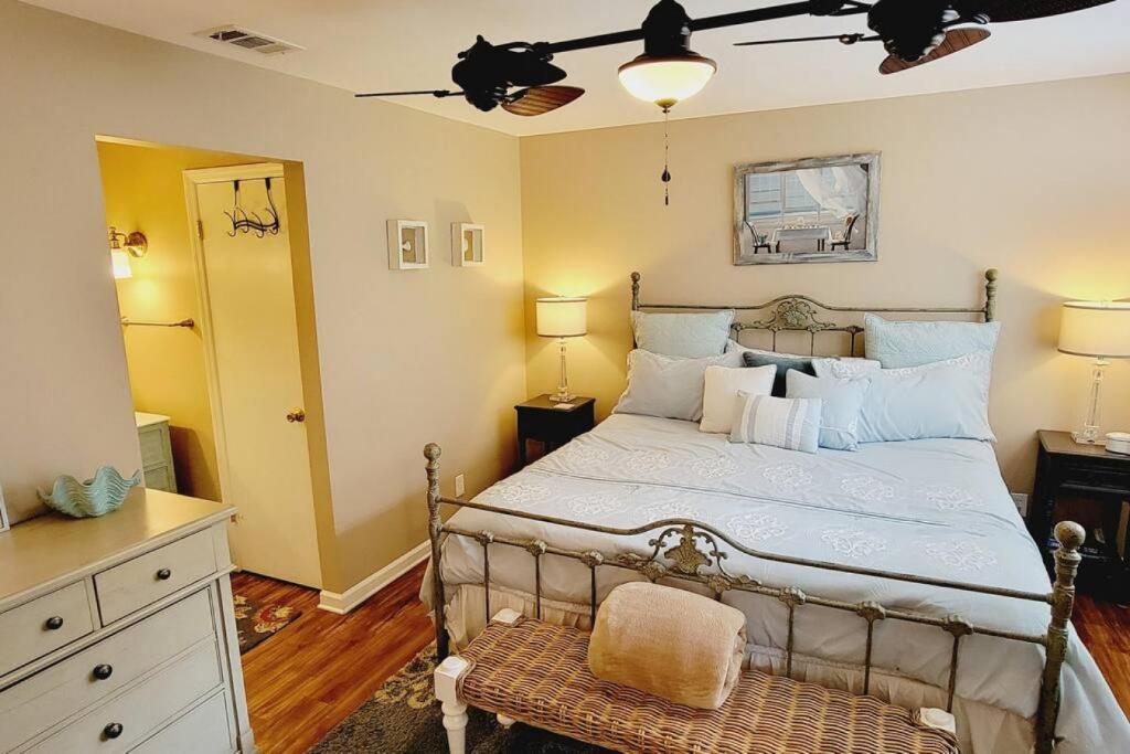 Ένα ή περισσότερα κρεβάτια σε δωμάτιο στο Harbour Oaks Professionally decorated downstairs really nice 3 bedroom