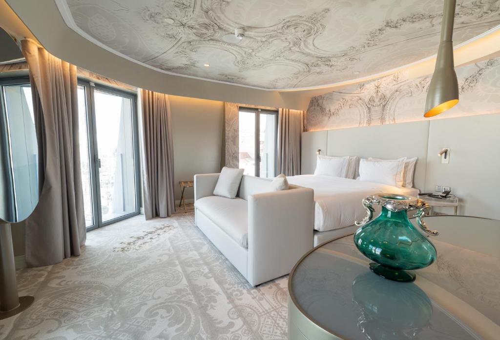 una camera d'albergo con letto e divano di Dos Reis by The Beautique Hotels a Lisbona