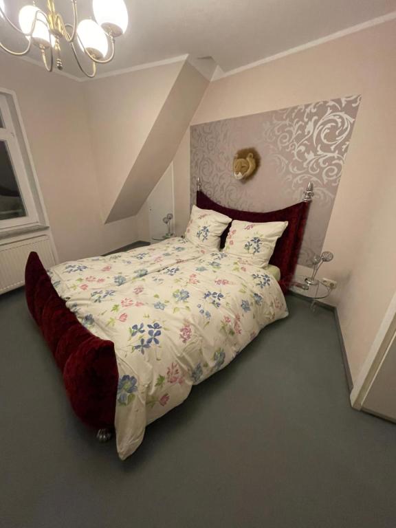 Un dormitorio con una cama grande con flores. en Altstadt Lennep - Schicke Wohnung en Remscheid