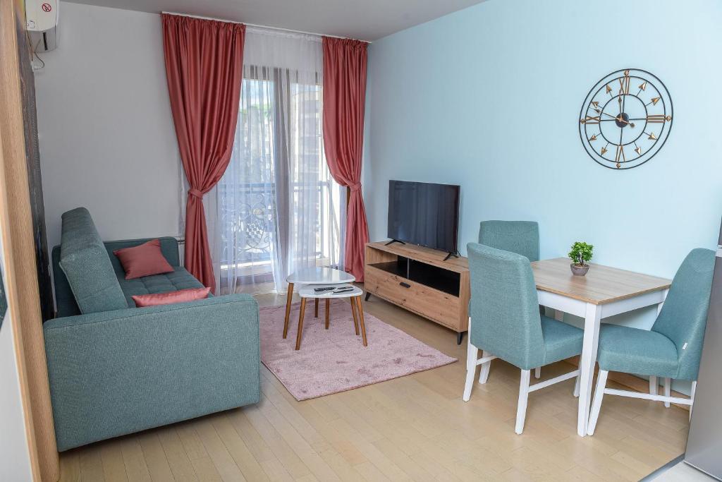 TV a/nebo společenská místnost v ubytování Flatiron Apartments Skopje