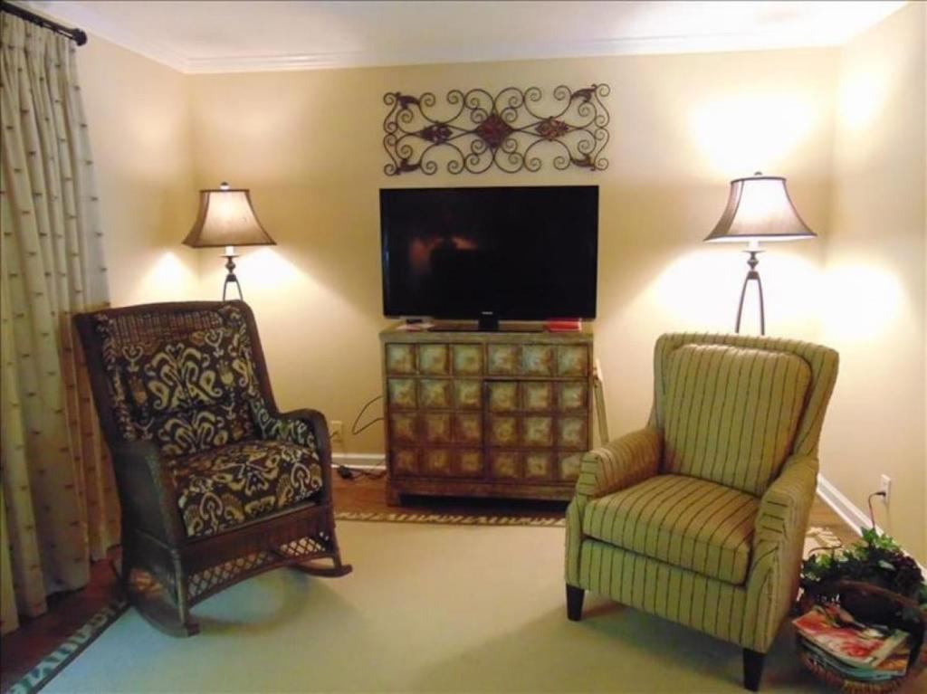 ein Wohnzimmer mit zwei Stühlen und einem Flachbildfernseher in der Unterkunft N5 great for families 4 twins 1 king, screened room large living room 2 and 1 half baths bedromms up in Mallory Park