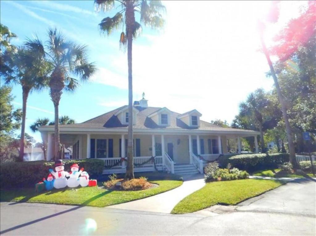 una casa con dos elefantes de peluche delante de ella en S3, comfy, close to pickleball, en Mallory Park