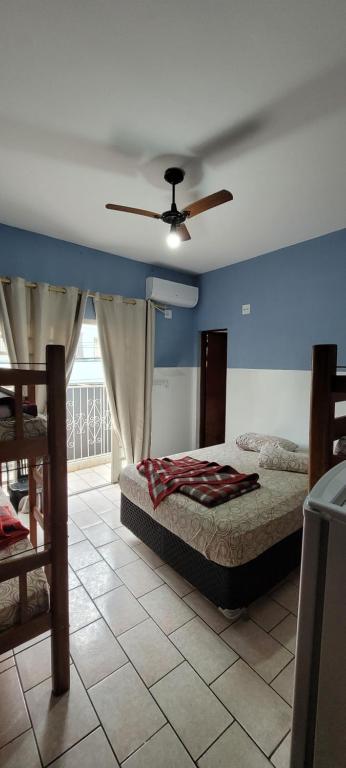 a bedroom with a bed and a ceiling fan at Hotel, Pousada e Restaurante Estrela Azul in Aparecida