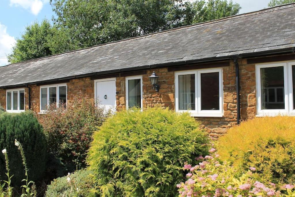 Taman di luar Idyllic cottage escape in Oxfordshire countryside