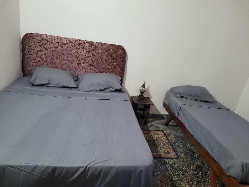 Ein Bett oder Betten in einem Zimmer der Unterkunft El Hostal de Lucy