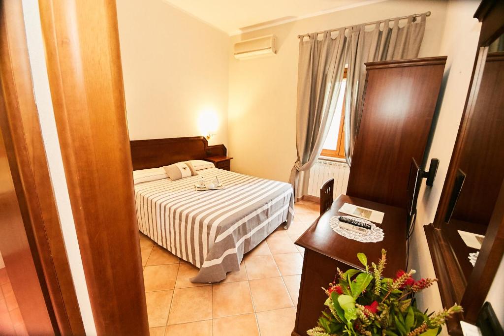 Postel nebo postele na pokoji v ubytování HOTEL VULCI