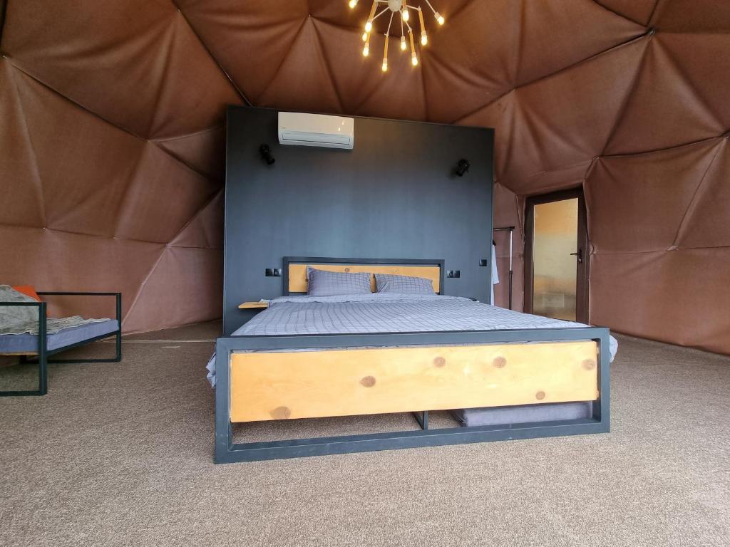 Annas Glamping في باتومي: غرفة نوم بسرير في خيمة