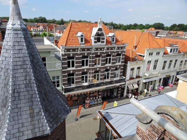 une vue aérienne sur une ville avec des bâtiments dans l'établissement Cloud9, à Berg-op-Zoom