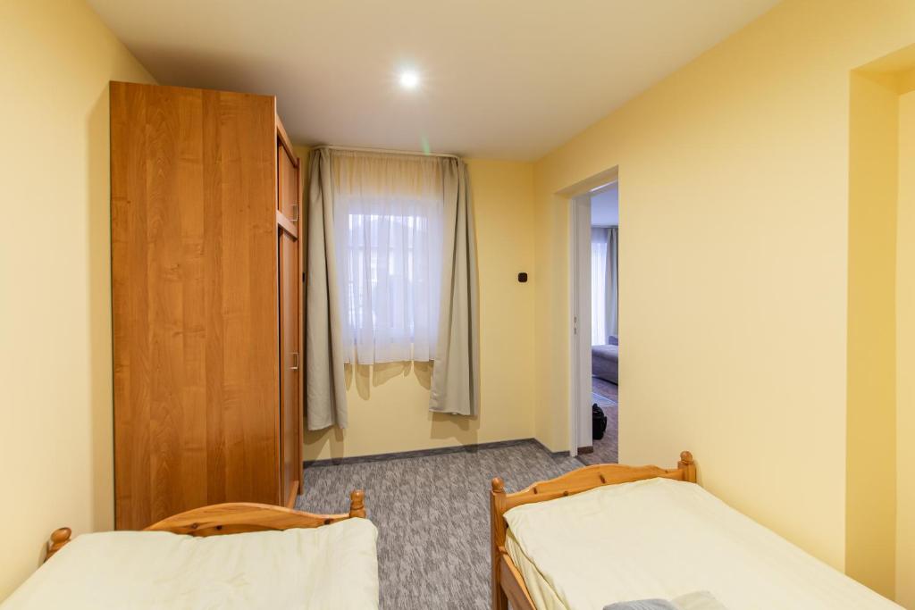 Postel nebo postele na pokoji v ubytování Déli Terasz A Apartman Free parking, self-check-in anytime
