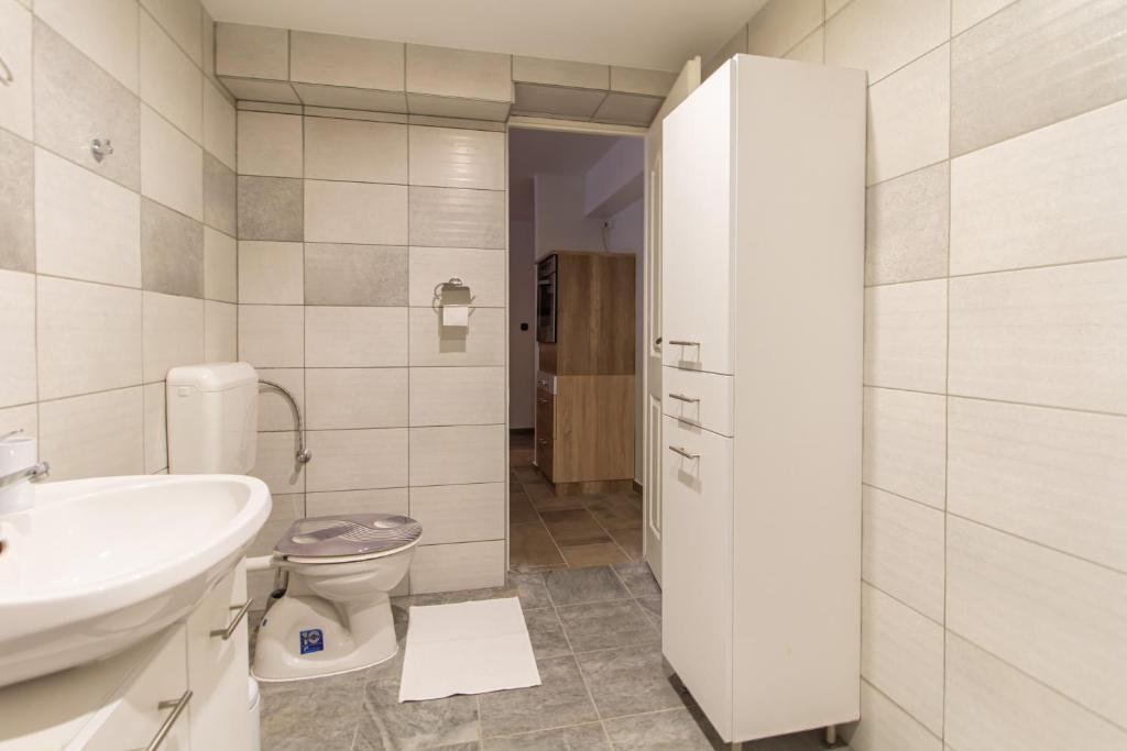 Koupelna v ubytování Déli Terasz A Apartman Free parking, self-check-in anytime