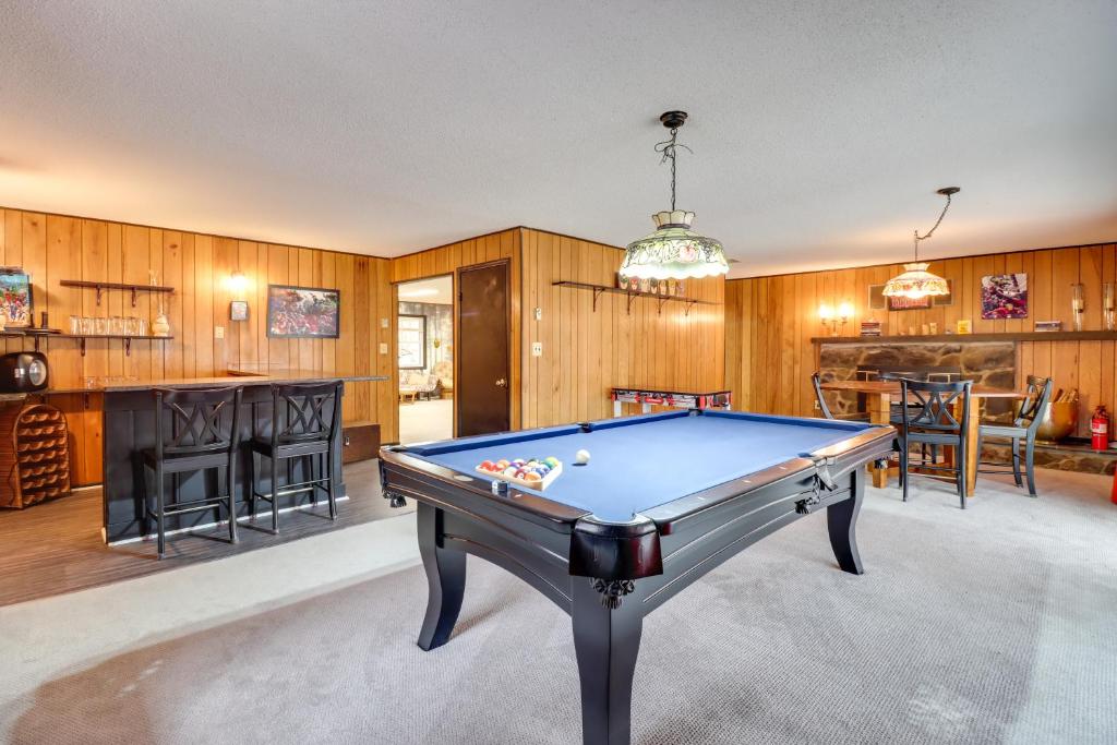 uma mesa de bilhar no meio de um quarto em Gouldsboro Cabin with Game Room - Near Lakes! em Gouldsboro