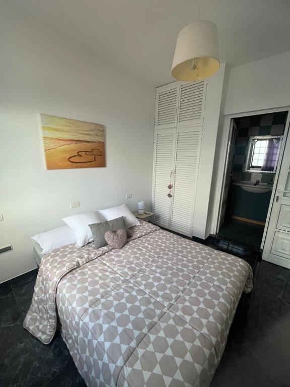 een slaapkamer met een groot bed in een kamer bij Apartamento El Mar in San Andres y Sauces