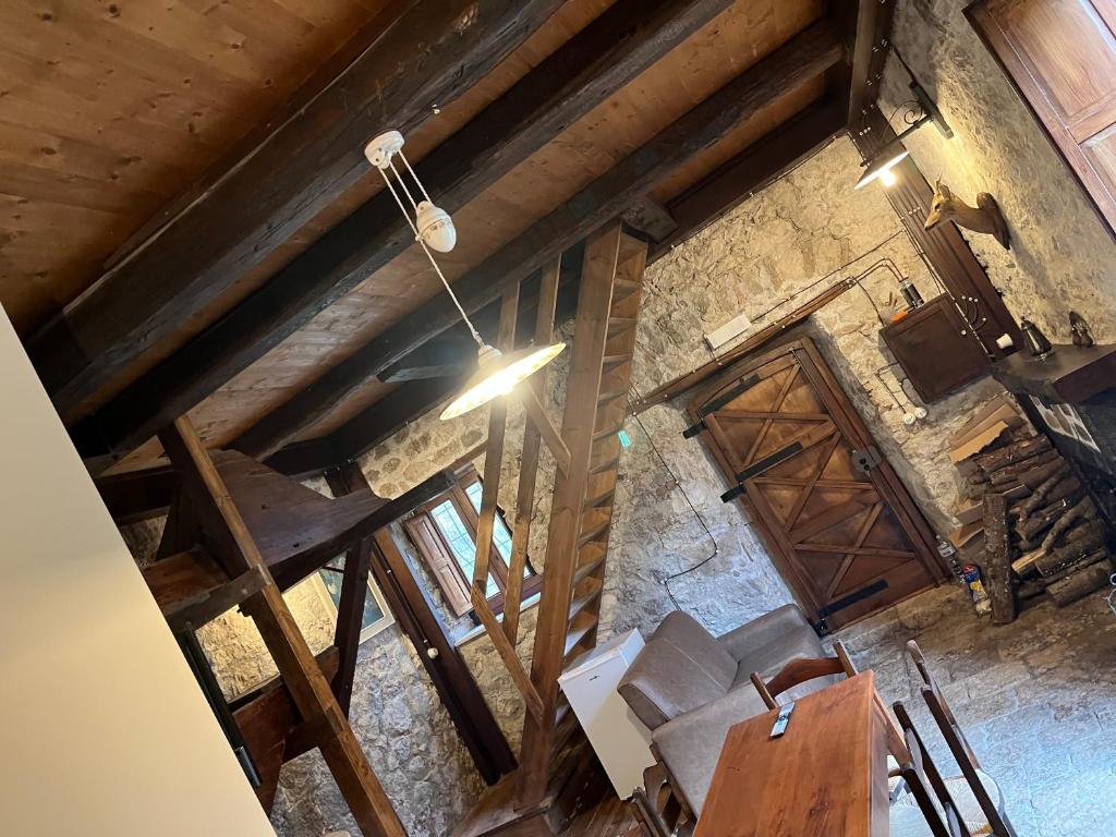einen Blick über einen Dachboden mit Holzbalken in der Unterkunft Il mulino ad acqua de Maffutiis in Auletta