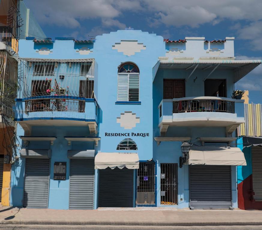 ein blaues Gebäude mit zwei Balkonen in der Unterkunft Residence Parque in Santo Domingo