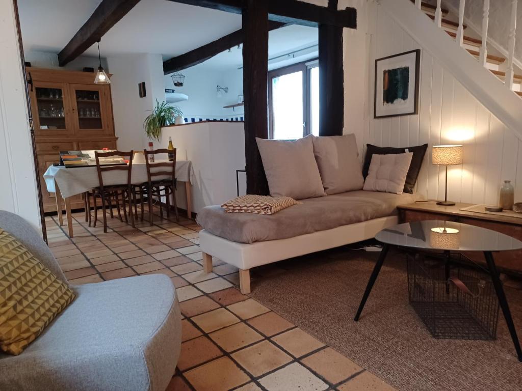 sala de estar con sofá y mesa en Maison d'Engon charme nature, en Beauraing
