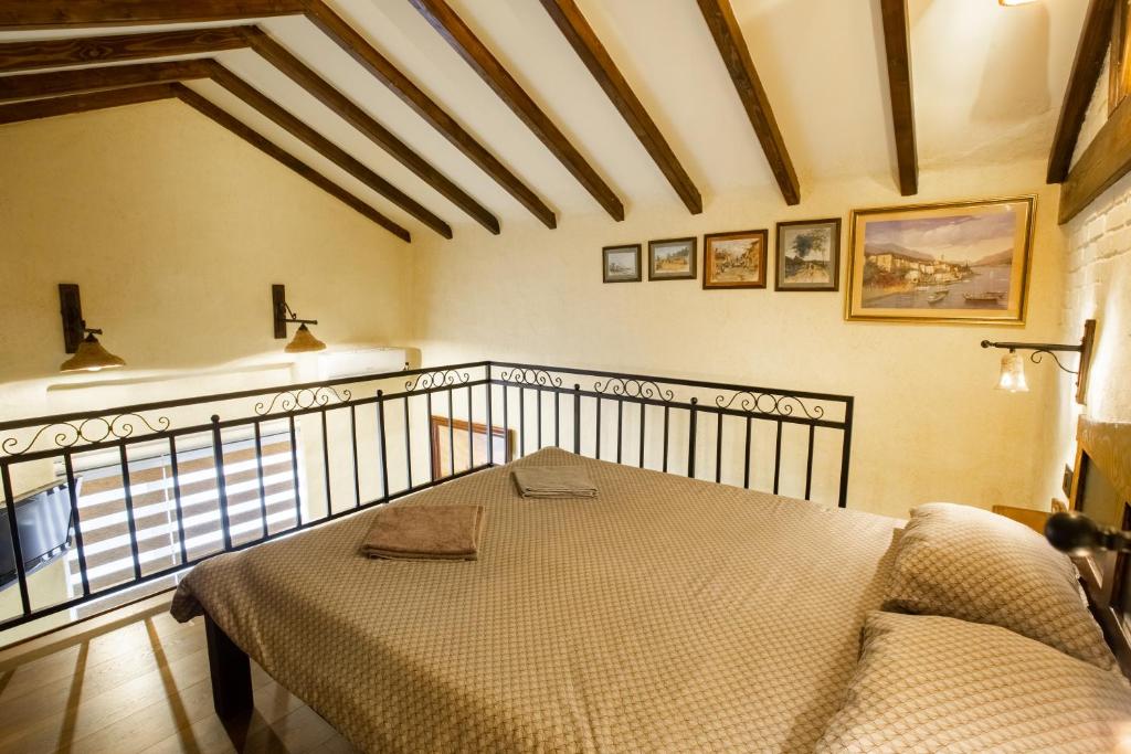 Voodi või voodid majutusasutuse Apartmani Sirmium toas