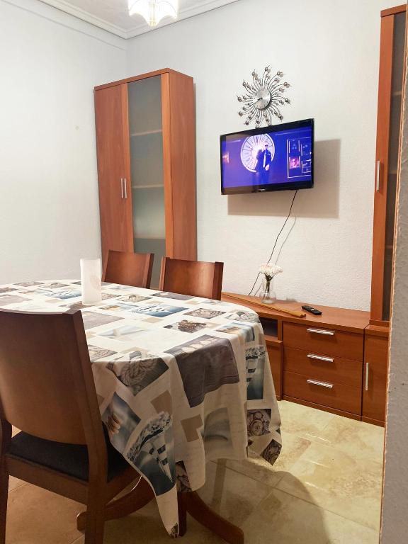 Valencia Cerca al Puerto Shared Apartment, Spain - Booking.com