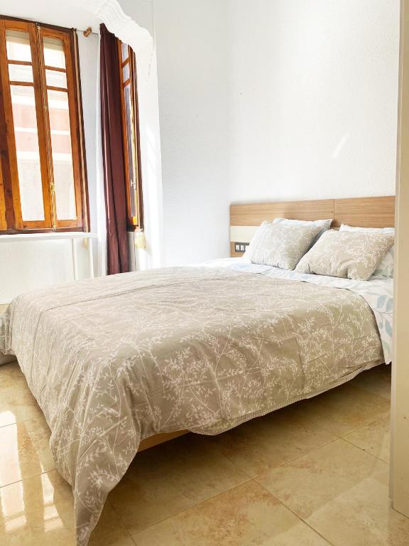 Valencia Cerca al Puerto Shared Apartment, Spain - Booking.com