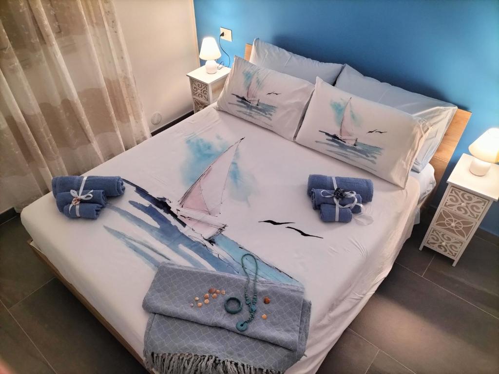 Ένα ή περισσότερα κρεβάτια σε δωμάτιο στο LUCE DI MARE CASA VACANZE