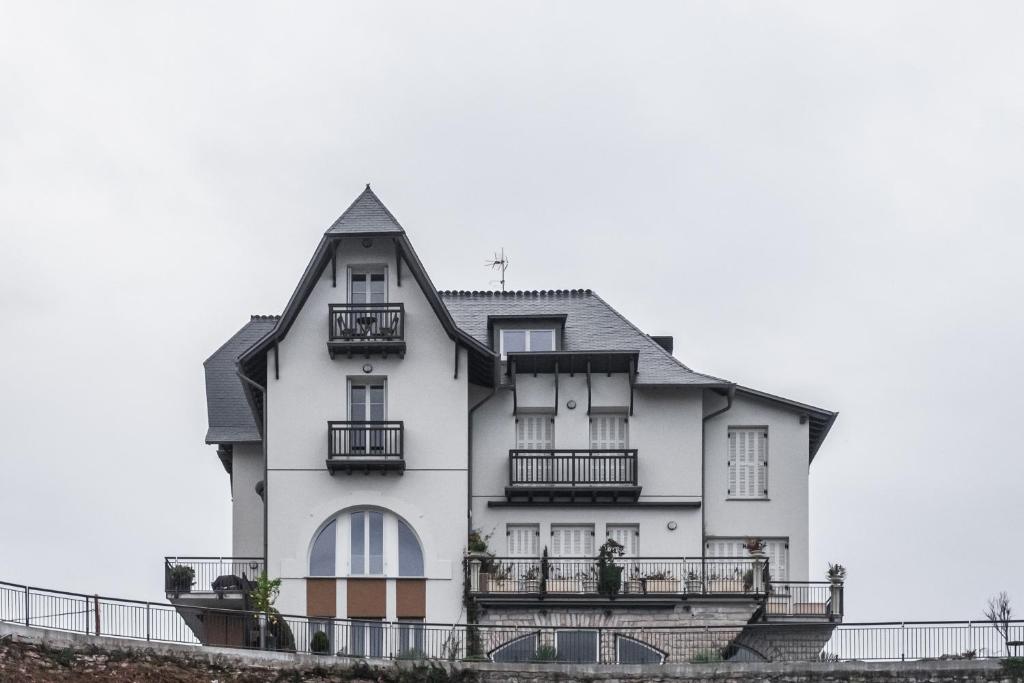 een groot wit huis met balkons aan de zijkant bij ARROKAGAIN HOME in Hondarribia