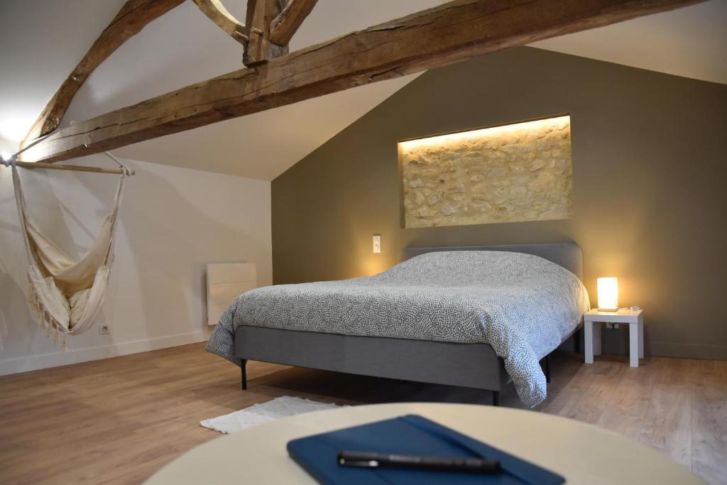 sypialnia z łóżkiem i obrazem na ścianie w obiekcie [Le 8] Maison de ville élégante et tout confort w mieście Saint-Martin-la-Rivière