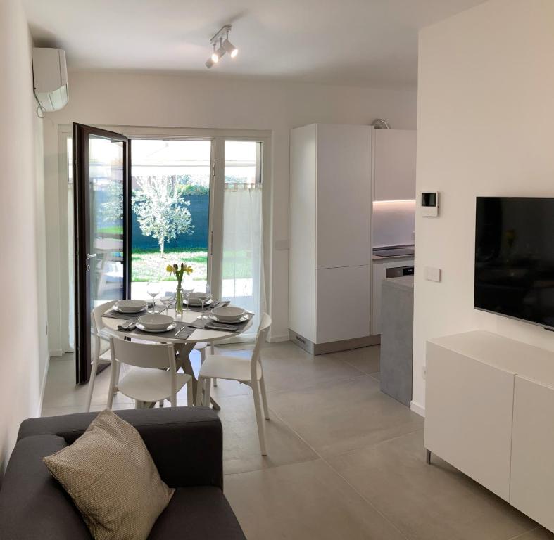 Una cocina y un comedor con mesa y sillas. en Casa Fiorella, en Nago-Torbole