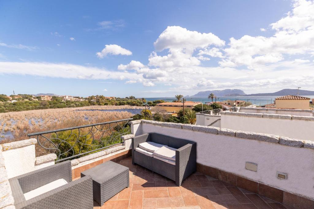 uma vista da varanda de uma casa em Vista Mare Apartment 5 em Olbia