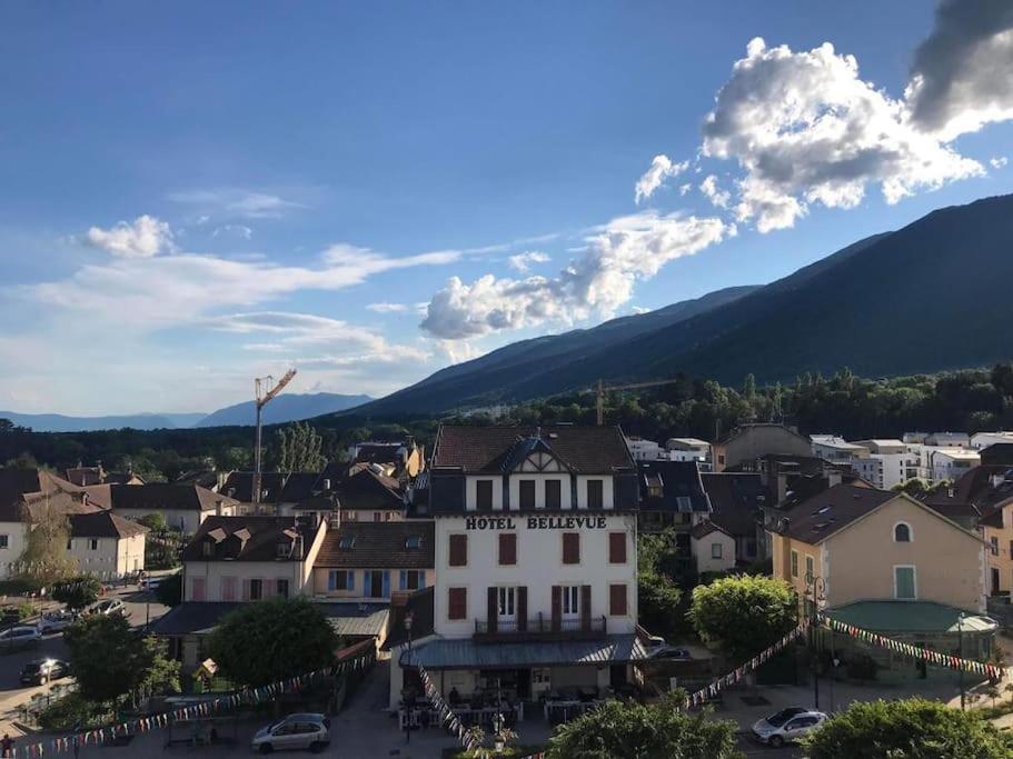 - une vue sur une ville avec des montagnes en arrière-plan dans l'établissement HeberGeneve : Vue sur le Jura, à Gex