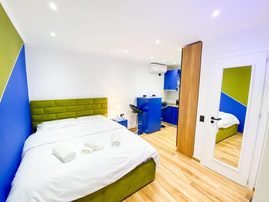 um quarto com uma cama com duas toalhas em City Center 12 - Tirana Way Apartments em Tirana