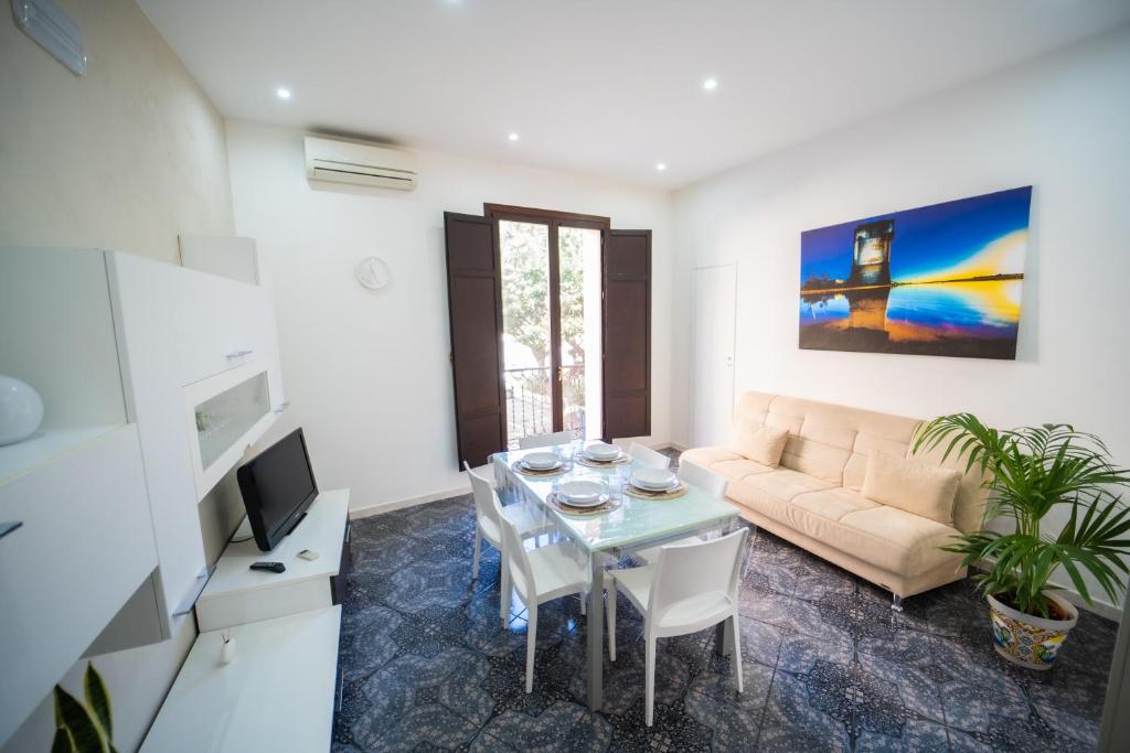 A television and/or entertainment centre at Al Corso 213