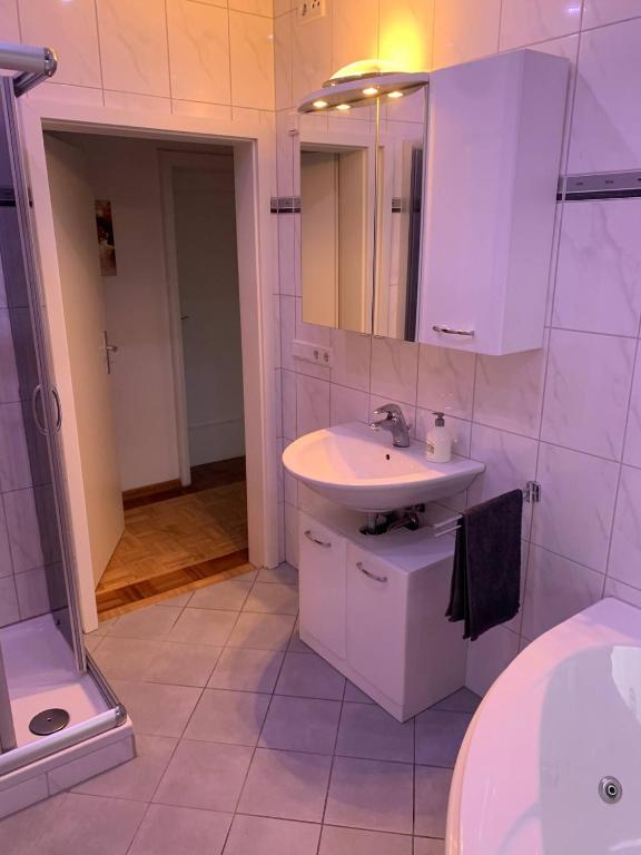 Koupelna v ubytování Mainpark Apartment 4 Schlafzimmer bis zu 10 Personen direkt über AschaffApartment bei Aschaffenburg