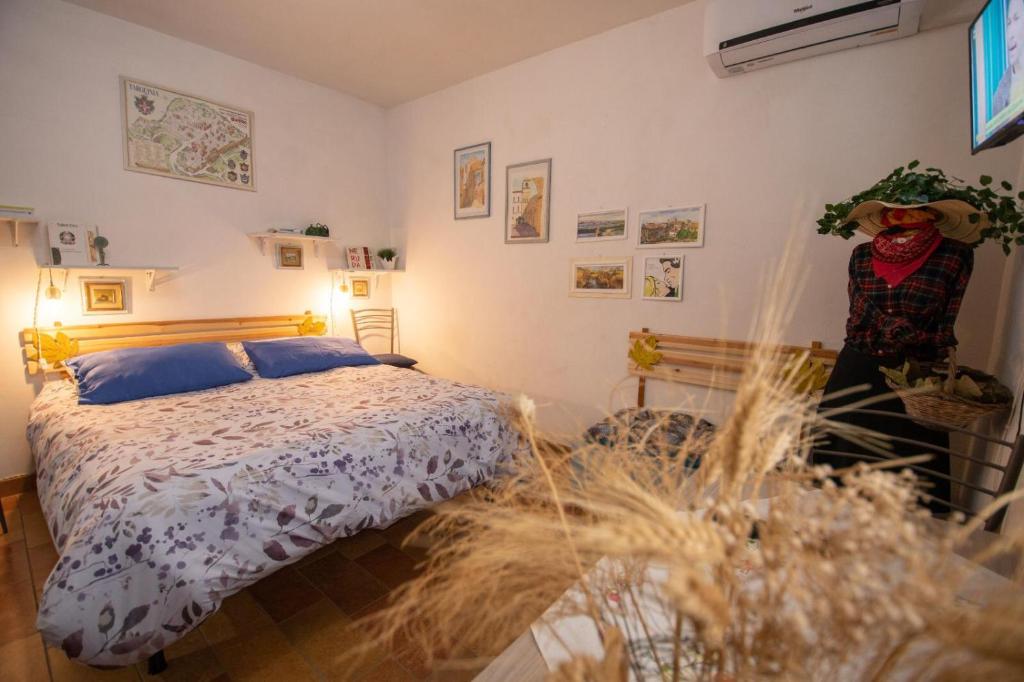 1 dormitorio con 1 cama con almohadas azules en Alloggio turistico Maria Paola, en Tarquinia