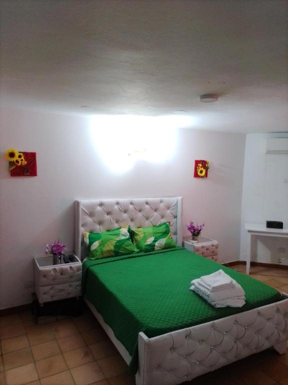 Łóżko lub łóżka w pokoju w obiekcie Lavish Condo @Carlos Residential
